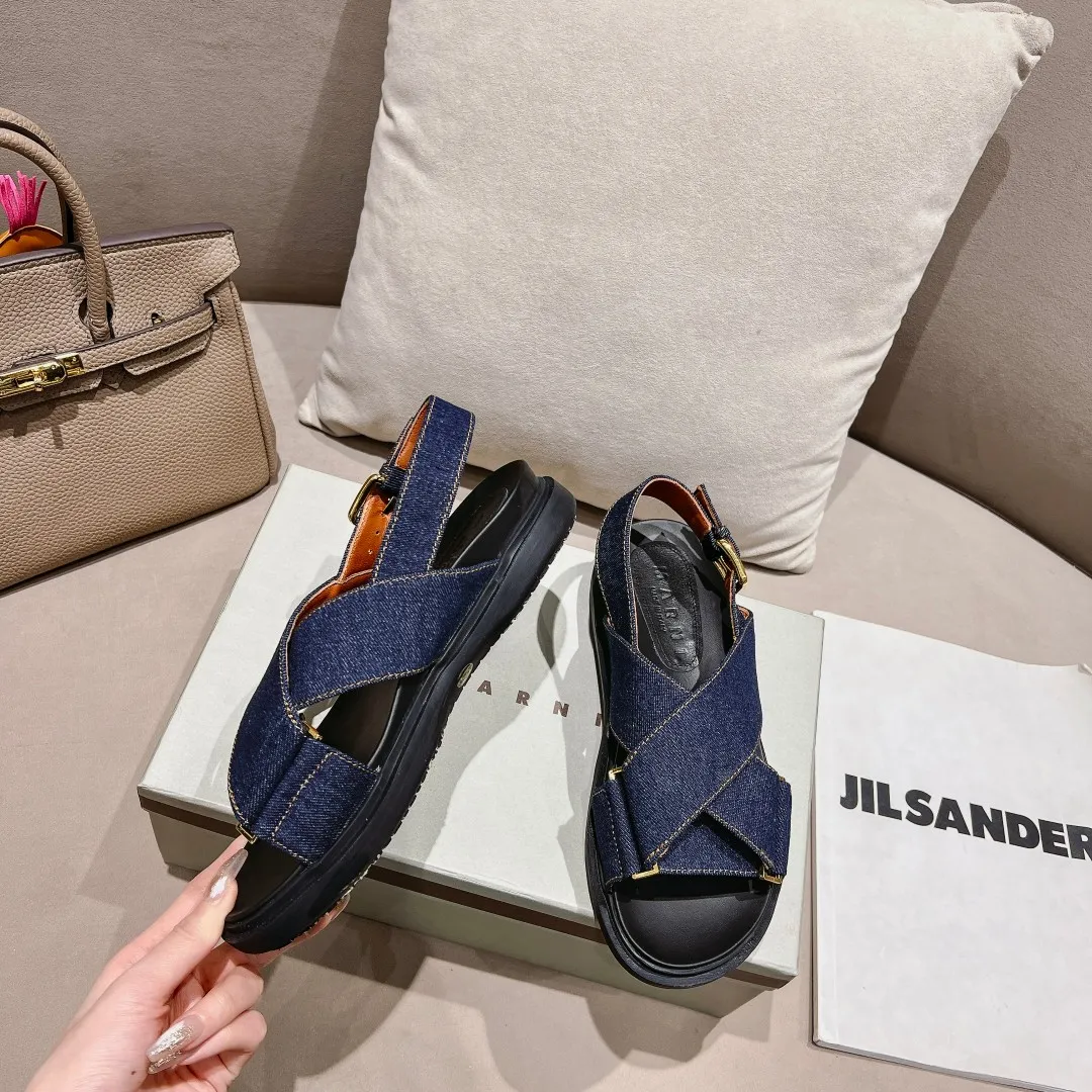 👟👟Ex-factory price 420👟👟 Marni Mani, popular online celebrity style, Taobao, popular single style in physical stores! Thick-soled, elevated classic cross-strap, color-blocked flat-soled cowhide open-toe European and American style women's sandals. Fabric: Cowhide Lining: Sheepskin Outsole: Rubber Button: Gold Size: 35-40